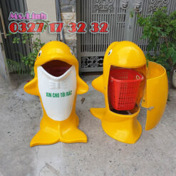 Bên trong thùng rác cá heo có sọt PVC